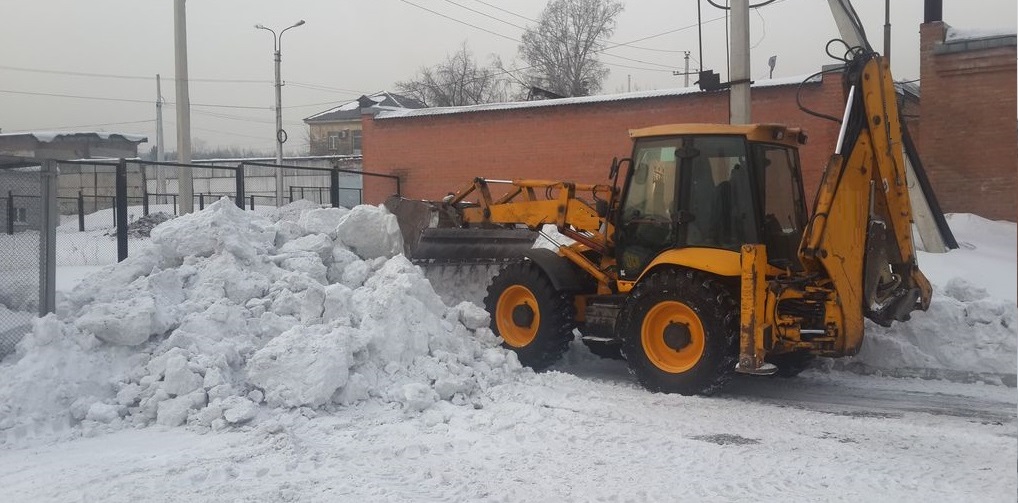 Экскаватор погрузчик для уборки снега и погрузки в самосвалы для вывоза в Каспийске