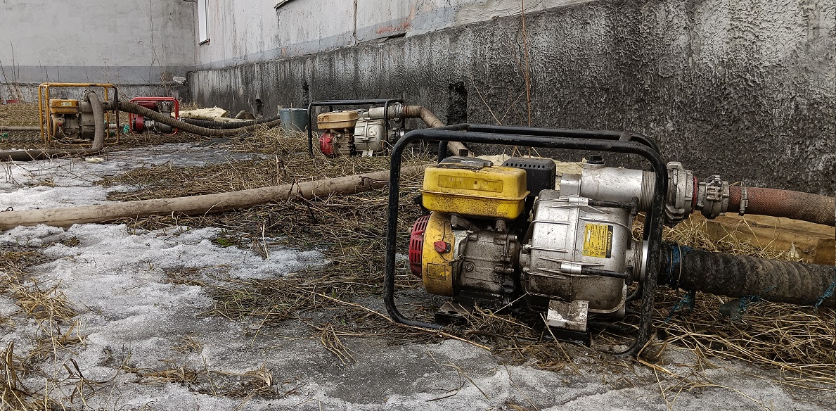 Откачка мотопомпами талой воды из подвала дома в Южно-Сухокумске
